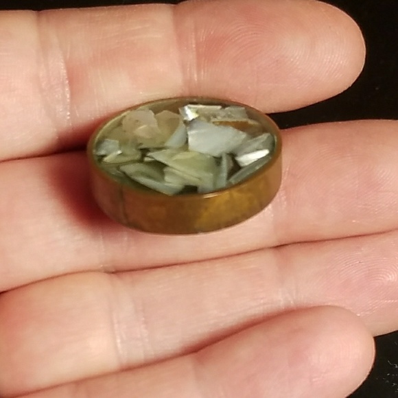 Brass and resin stud earrings - Picture 5 of 5